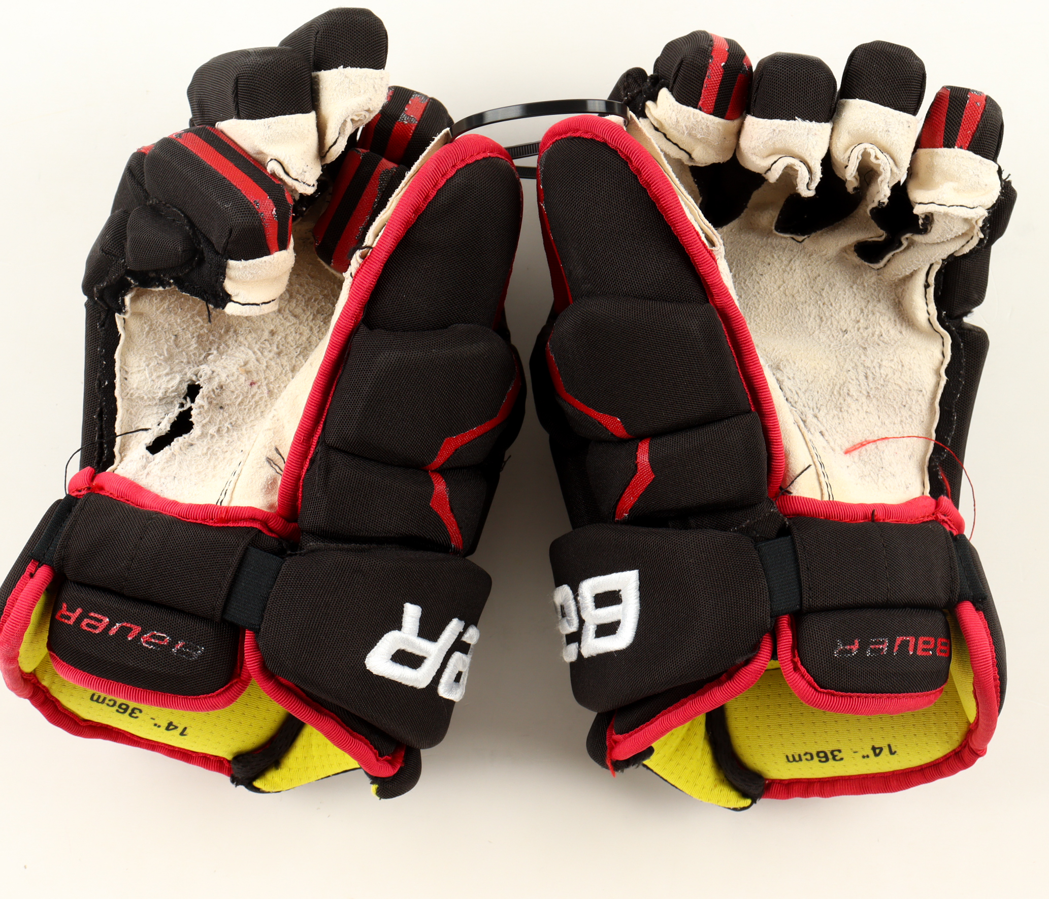 Patrick Kane Signed 2021-22 Game Used Bauer Hockey Gloves (JSA) at PristineAuction.com Patrick Kane Signed 2021-22 Game Used Bauer Hockey Gloves (JSA) at PristineAuction.com