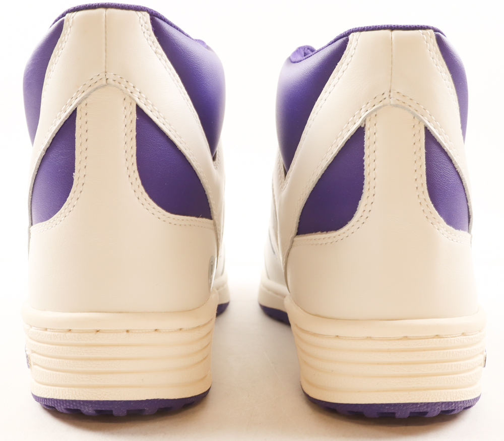 Magic Johnson Signed Set of (2) Converse Weapon Basketball Shoes (Beckett) at PristineAuction.com Magic Johnson Signed Set of (2) Converse Weapon Basketball Shoes (Beckett) at PristineAuction.com