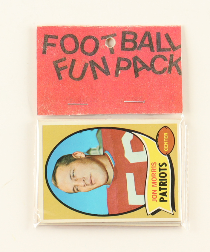 1970 Topps Football Card Fun Pack with (10) Cards at PristineAuction.com 1970 Topps Football Card Fun Pack with (10) Cards at PristineAuction.com