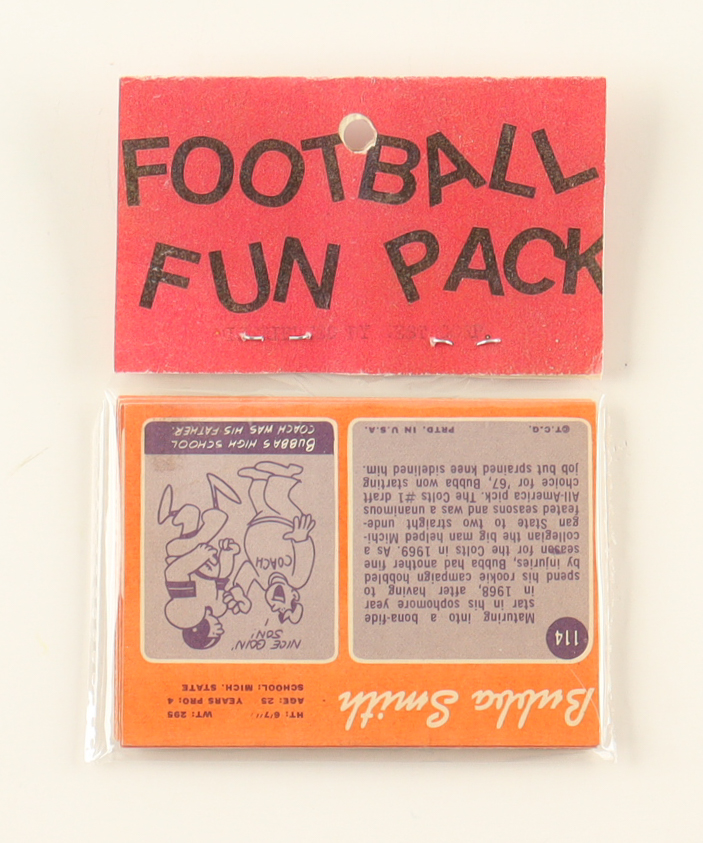 1970 Topps Football Card Fun Pack with (10) Cards at PristineAuction.com 1970 Topps Football Card Fun Pack with (10) Cards at PristineAuction.com