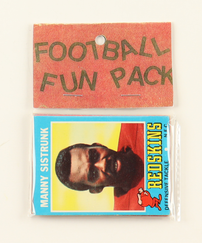 1971 Topps Football Card Fun Pack with (10) Cards at PristineAuction.com 1971 Topps Football Card Fun Pack with (10) Cards at PristineAuction.com