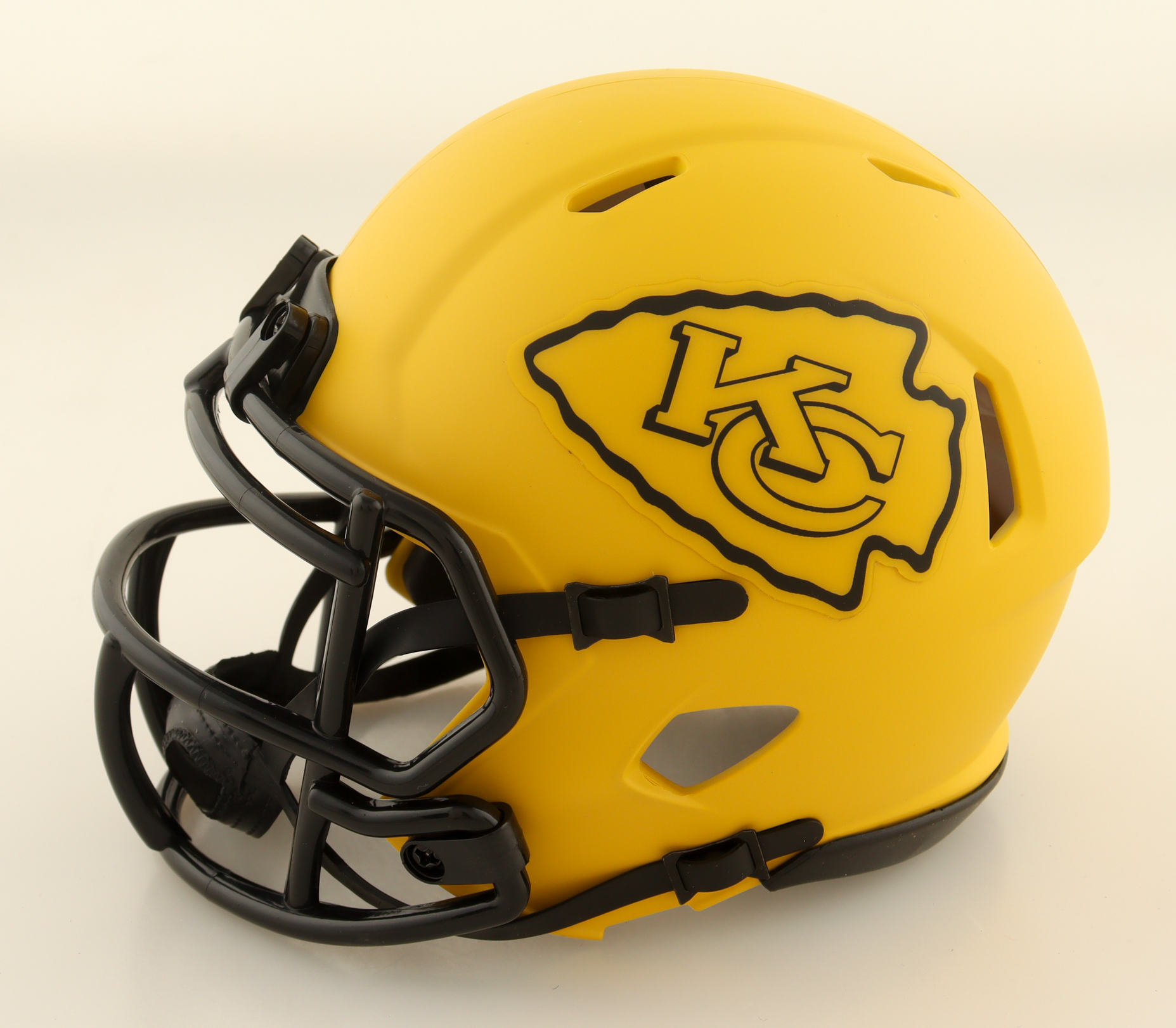 Will Shields Signed Chiefs Rave Alternate Speed Mini Helmet Inscribed "HOF 15" (JSA) at PristineAuction.com Will Shields Signed Chiefs Rave Alternate Speed Mini Helmet Inscribed "HOF 15" (JSA) at PristineAuction.com