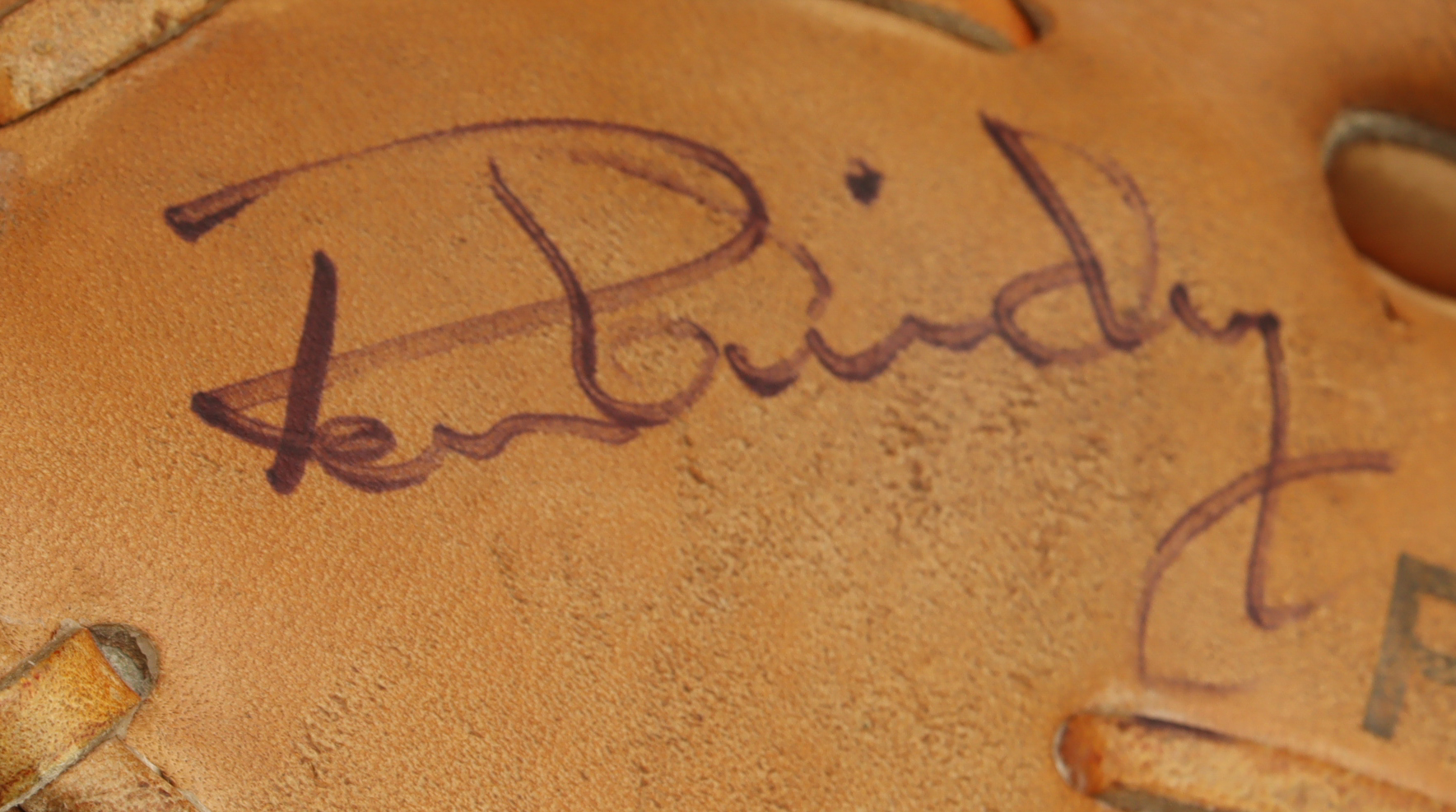 Ron Guidry Signed Wilson Giant Baseball Glove (JSA) at PristineAuction.com Ron Guidry Signed Wilson Giant Baseball Glove (JSA) at PristineAuction.com