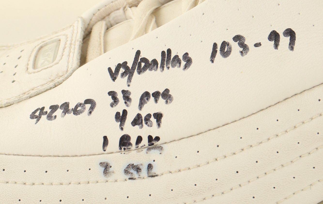 Baron Davis Signed Game-Used ReeBok Shoe with Multiple Inscriptions (JSA) at PristineAuction.com Baron Davis Signed Game-Used ReeBok Shoe with Multiple Inscriptions (JSA) at PristineAuction.com