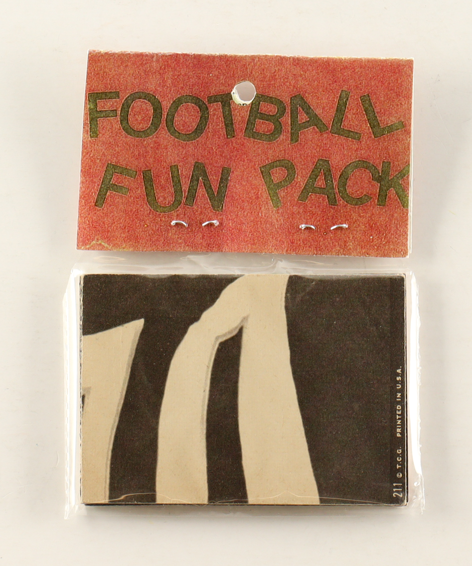 1969 Topps Football Card Fun Pack with (10) Cards at PristineAuction.com 1969 Topps Football Card Fun Pack with (10) Cards at PristineAuction.com