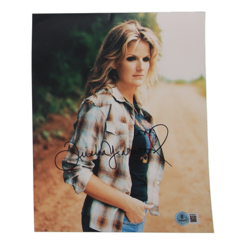 Trisha Yearwood Signed 8x10 Photo Inscribed "Love" (Beckett) at PristineAuction.com Trisha Yearwood Signed 8x10 Photo Inscribed "Love" (Beckett) at PristineAuction.com