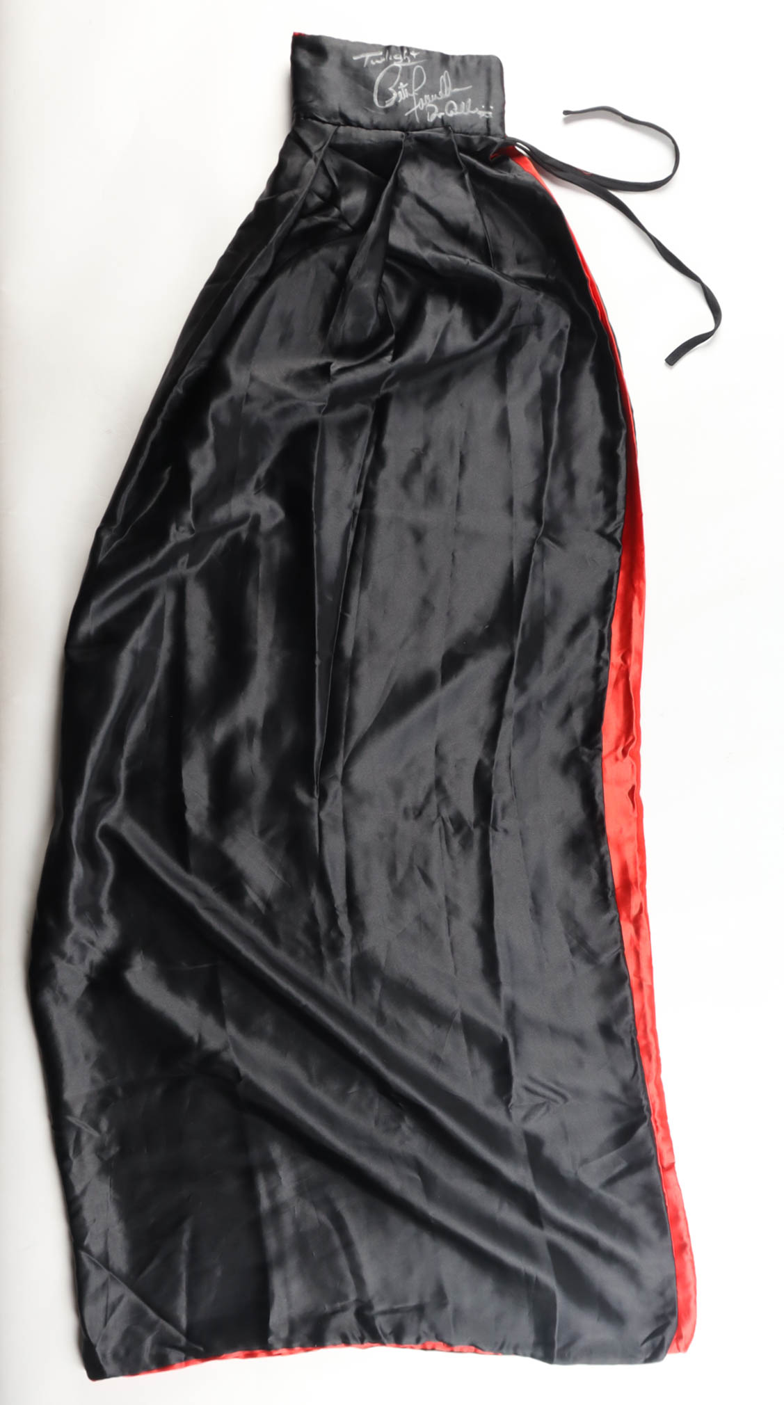 Peter Facinelli Signed "Twilight" Cape Inscribed "Twilight" & "Dr. Cullen" (JSA) at PristineAuction.com Peter Facinelli Signed "Twilight" Cape Inscribed "Twilight" & "Dr. Cullen" (JSA) at PristineAuction.com