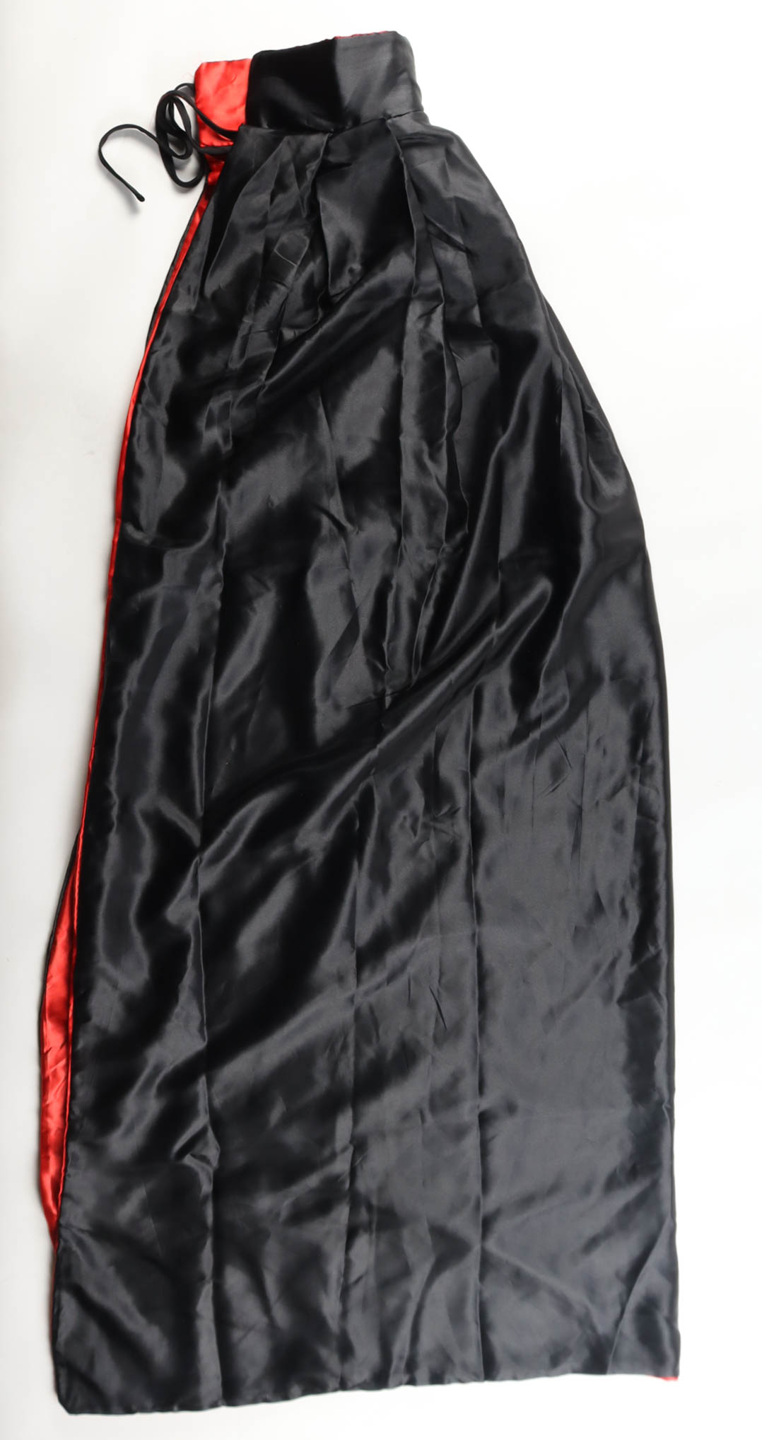 Peter Facinelli Signed "Twilight" Cape Inscribed "Twilight" & "Dr. Cullen" (JSA) at PristineAuction.com Peter Facinelli Signed "Twilight" Cape Inscribed "Twilight" & "Dr. Cullen" (JSA) at PristineAuction.com