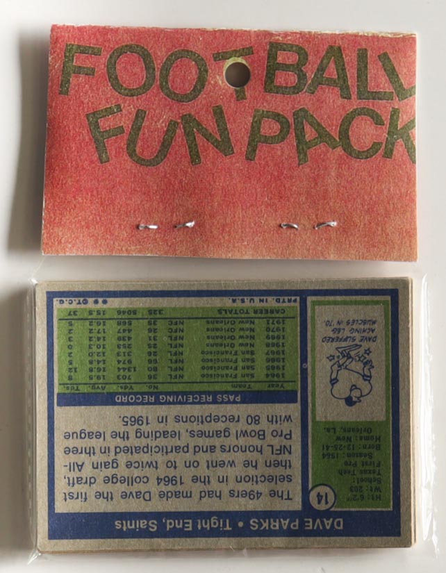 1972 Topps Football Card Fun Pack with (10) Cards at PristineAuction.com 1972 Topps Football Card Fun Pack with (10) Cards at PristineAuction.com