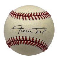Willie Mays Signed ONL Baseball (Beckett) at PristineAuction.com