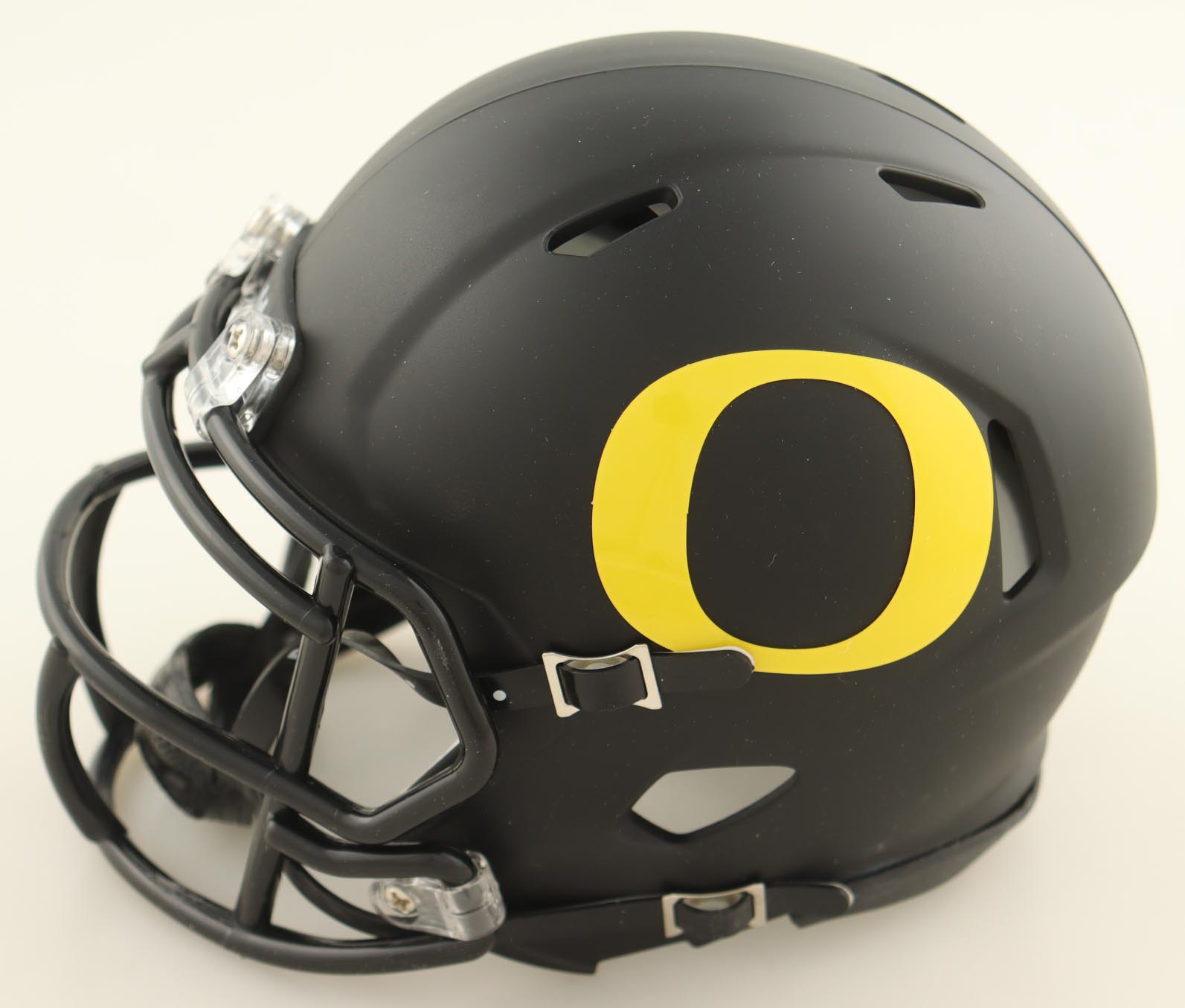 Justin Herbert Signed Oregon Ducks Matte Black Alternate Mini Helmet (Beckett) at PristineAuction.com Justin Herbert Signed Oregon Ducks Matte Black Alternate Mini Helmet (Beckett) at PristineAuction.com