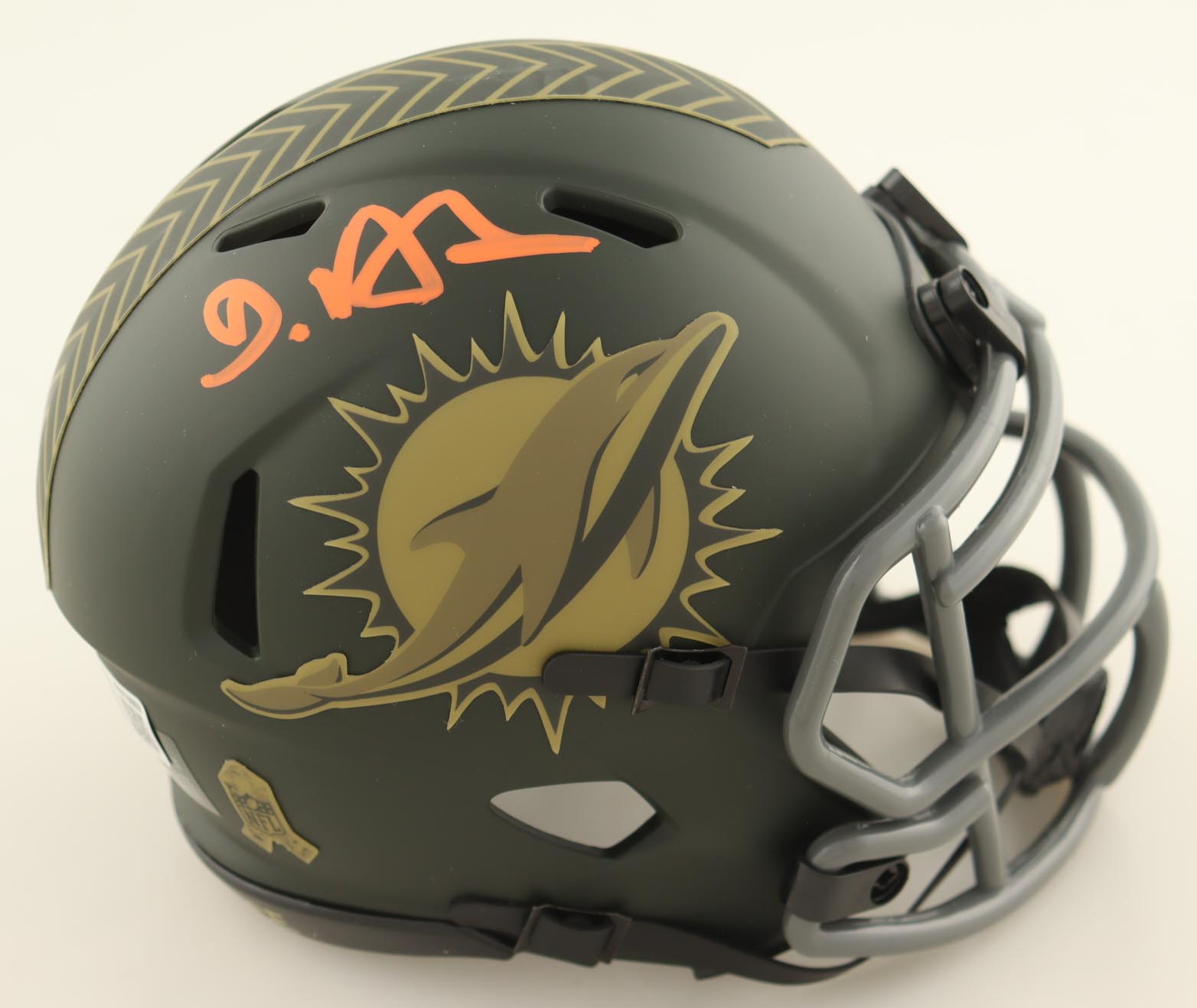De’Von Achane Signed Dolphins Salute to Service Alternate Speed Mini Helmet (Beckett) at PristineAuction.com De’Von Achane Signed Dolphins Salute to Service Alternate Speed Mini Helmet (Beckett) at PristineAuction.com