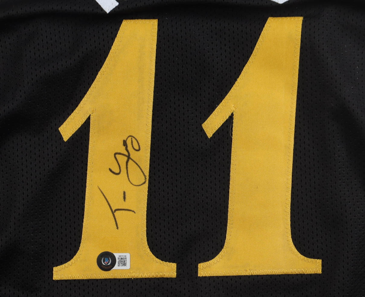 Trae Young Signed Jersey (Beckett) at PristineAuction.com Trae Young Signed Jersey (Beckett) at PristineAuction.com