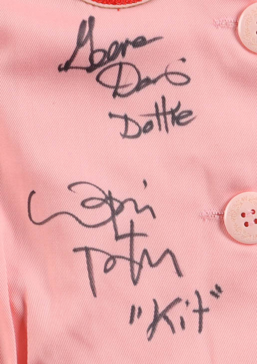"A League Of Their Own" Rockford Peaches Jersey Cast-Signed & Inscribed By (11) with Geena Davis, Lori Petty, Rosie O'Donnell (Schwartz) at PristineAuction.com "A League Of Their Own" Rockford Peaches Jersey Cast-Signed & Inscribed By (11) with Geena Davis, Lori Petty, Rosie O'Donnell (Schwartz) at PristineAuction.com