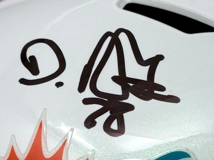 De'Von Achane Signed Dolphins Full-Size Speed Helmet (Beckett) at PristineAuction.com De'Von Achane Signed Dolphins Full-Size Speed Helmet (Beckett) at PristineAuction.com