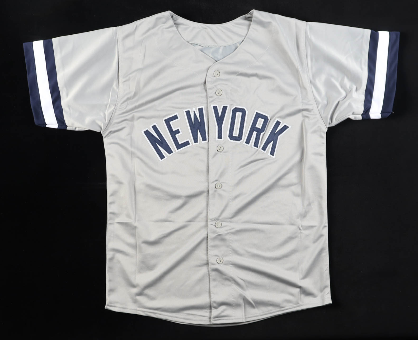 Aroldis Chapman Signed Jersey (Beckett) at PristineAuction.com Aroldis Chapman Signed Jersey (Beckett) at PristineAuction.com