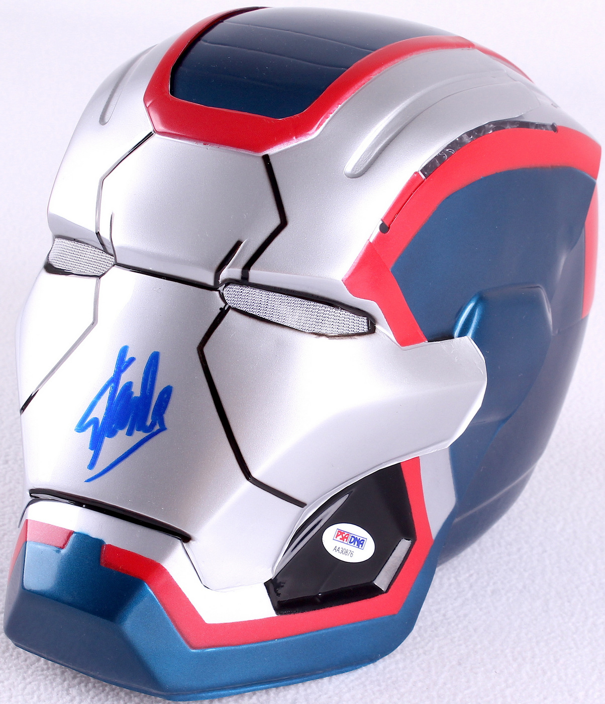 Stan Lee Signed 3-D Marvel "Patriot Iron Man" Mask in High Quality Display Case (PSA COA) at PristineAuction.com Stan Lee Signed 3-D Marvel "Patriot Iron Man" Mask in High Quality Display Case (PSA COA) at PristineAuction.com
