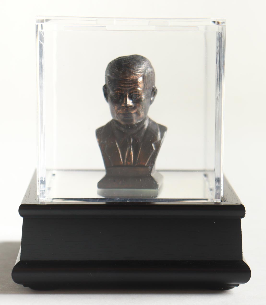 Vintage 1963 John F. Kennedy Brass Figurine Paperweight Souvenir with Display Case at PristineAuction.com Vintage 1963 John F. Kennedy Brass Figurine Paperweight Souvenir with Display Case at PristineAuction.com