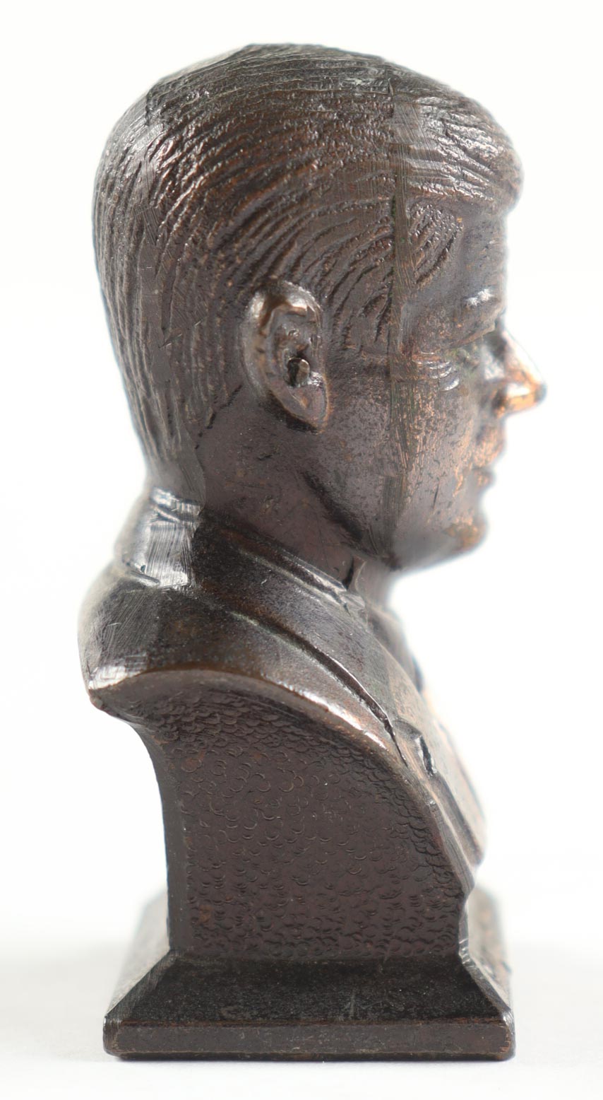 Vintage 1963 John F. Kennedy Brass Figurine Paperweight Souvenir with Display Case at PristineAuction.com Vintage 1963 John F. Kennedy Brass Figurine Paperweight Souvenir with Display Case at PristineAuction.com