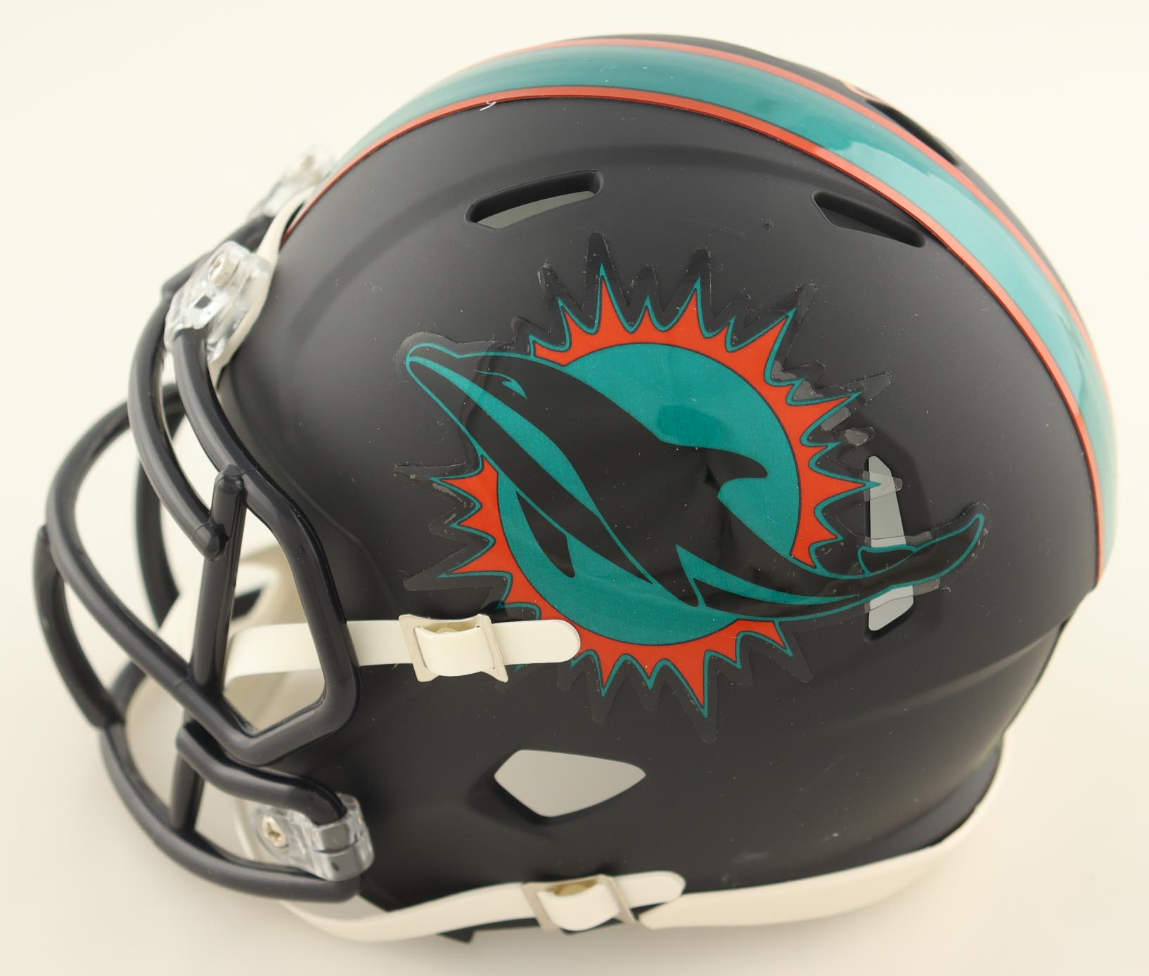 De'Von Achane Signed Dolphins Rivalries Alternate Speed Mini Helmet (Beckett) at PristineAuction.com De'Von Achane Signed Dolphins Rivalries Alternate Speed Mini Helmet (Beckett) at PristineAuction.com