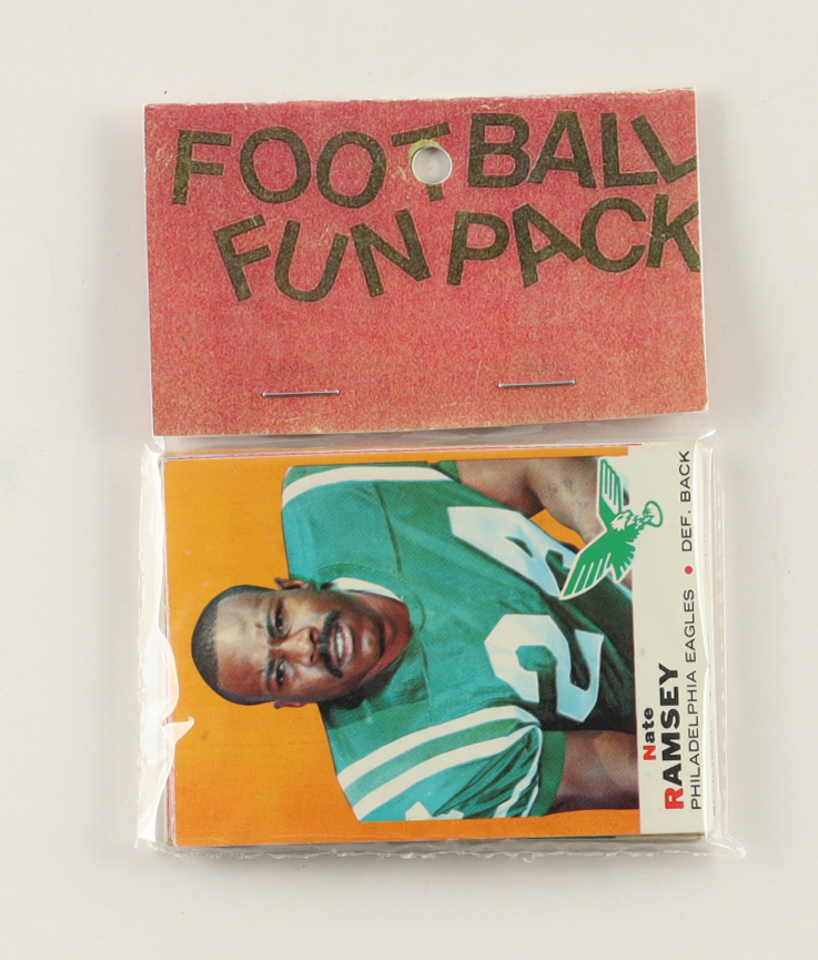 1969 Topps Football Card Fun Pack with (10) Cards at PristineAuction.com 1969 Topps Football Card Fun Pack with (10) Cards at PristineAuction.com
