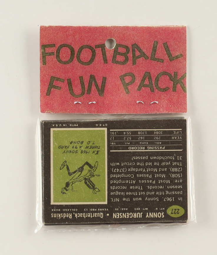 1969 Topps Football Card Fun Pack with (10) Cards at PristineAuction.com 1969 Topps Football Card Fun Pack with (10) Cards at PristineAuction.com