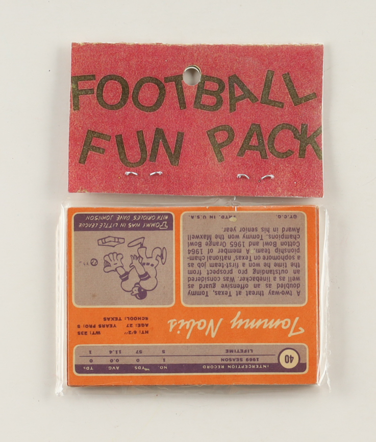 1970 Topps Football Card Fun Pack with (10) Cards at PristineAuction.com 1970 Topps Football Card Fun Pack with (10) Cards at PristineAuction.com