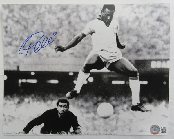 Pele Signed 8x10 Photo (Beckett) at PristineAuction.com Pele Signed 8x10 Photo (Beckett) at PristineAuction.com