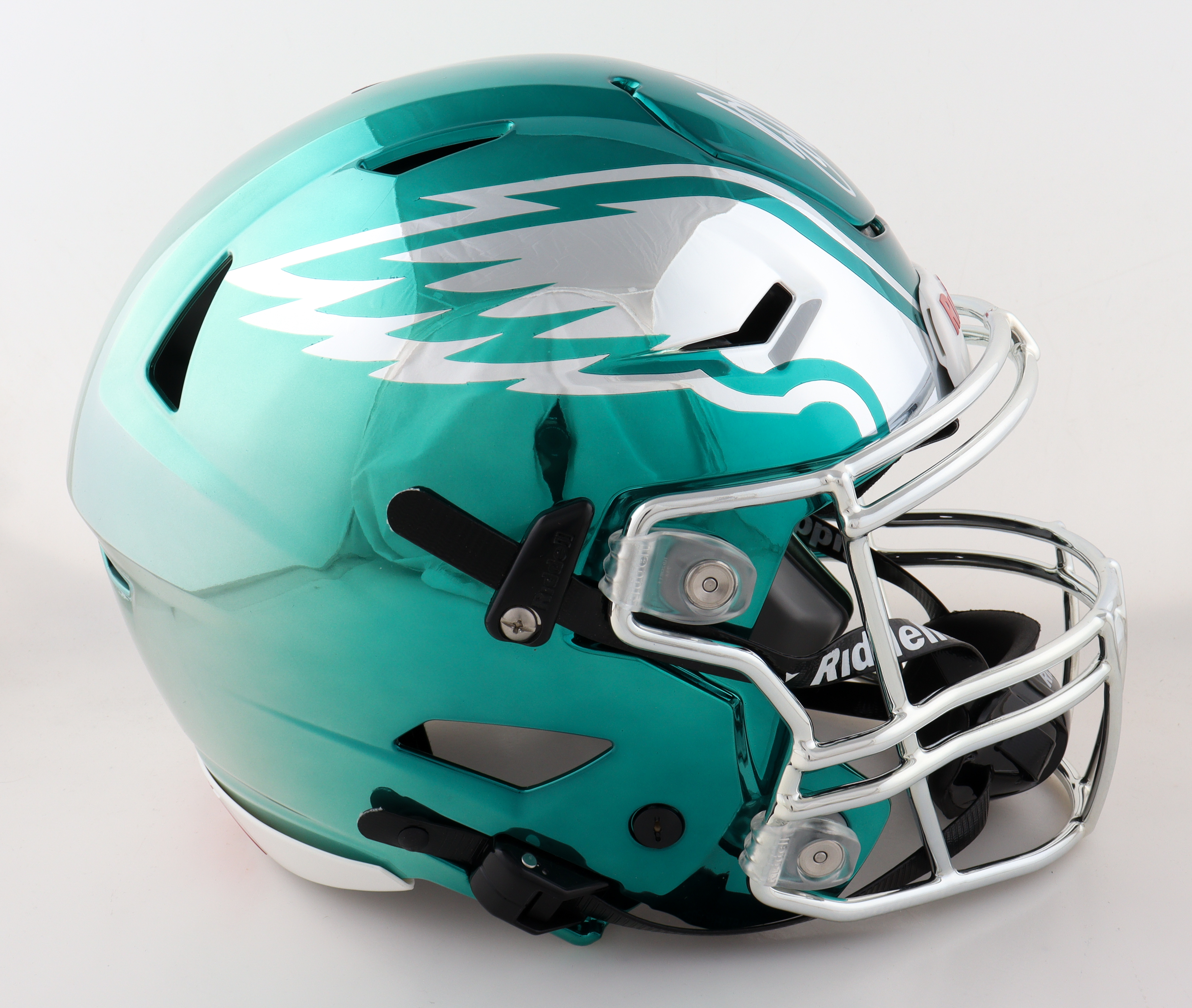 Saquon Barkley Signed Eagles Full-Size Authentic On-Field Chrome Speedflex Helmet (Beckett) at PristineAuction.com Saquon Barkley Signed Eagles Full-Size Authentic On-Field Chrome Speedflex Helmet (Beckett) at PristineAuction.com