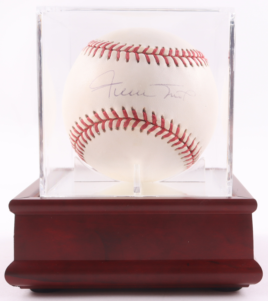 Willie Mays Signed ONL Baseball with Display Case (Steiner) at PristineAuction.com Willie Mays Signed ONL Baseball with Display Case (Steiner) at PristineAuction.com