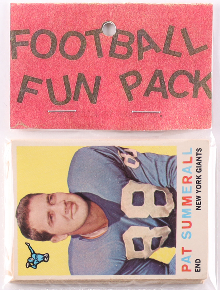 1959 Topps Football Card Fun Pack with (10) Cards at PristineAuction.com 1959 Topps Football Card Fun Pack with (10) Cards at PristineAuction.com