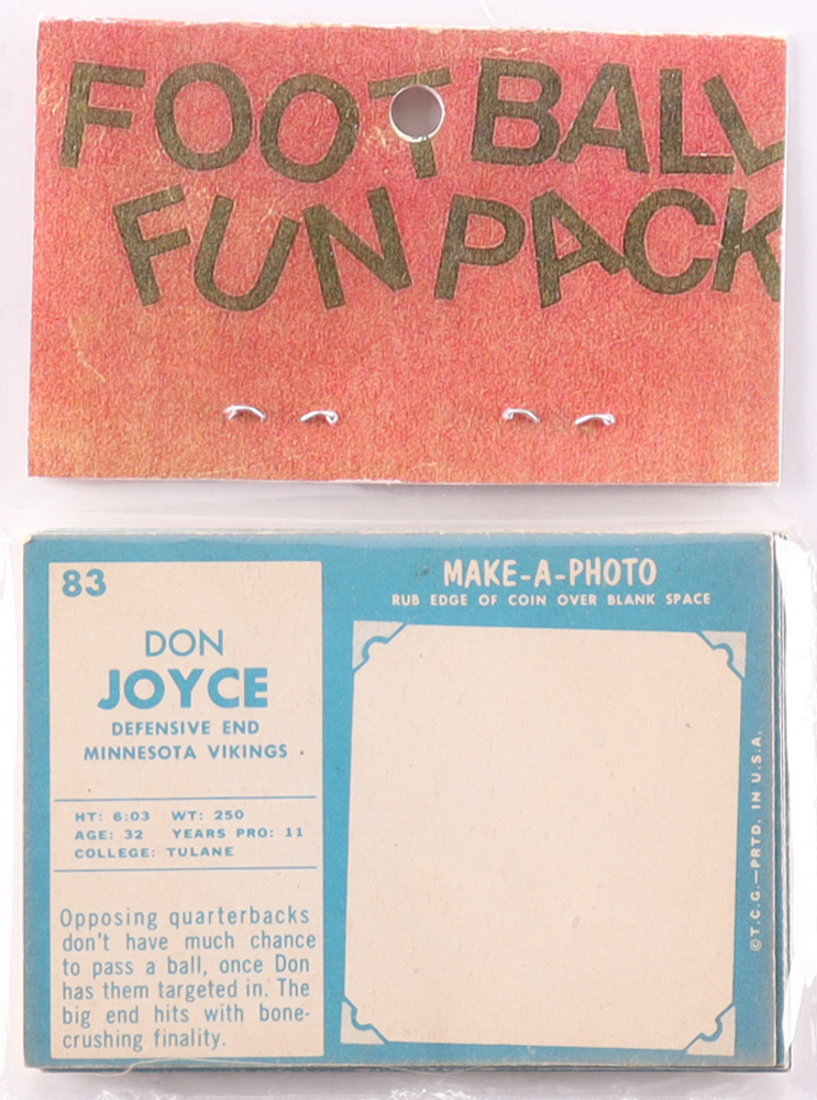 1961 Topps Football Card Fun Pack with (10) Cards at PristineAuction.com 1961 Topps Football Card Fun Pack with (10) Cards at PristineAuction.com