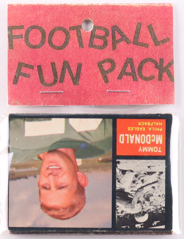 1962 Topps Football Card Fun Pack with (10) Cards at PristineAuction.com 1962 Topps Football Card Fun Pack with (10) Cards at PristineAuction.com