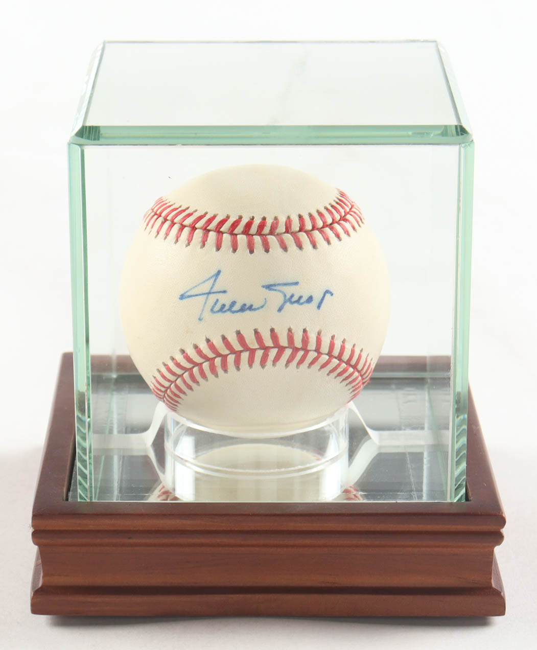 Willie Mays Signed ONL Baseball with Display Case (PSA) at PristineAuction.com Willie Mays Signed ONL Baseball with Display Case (PSA) at PristineAuction.com