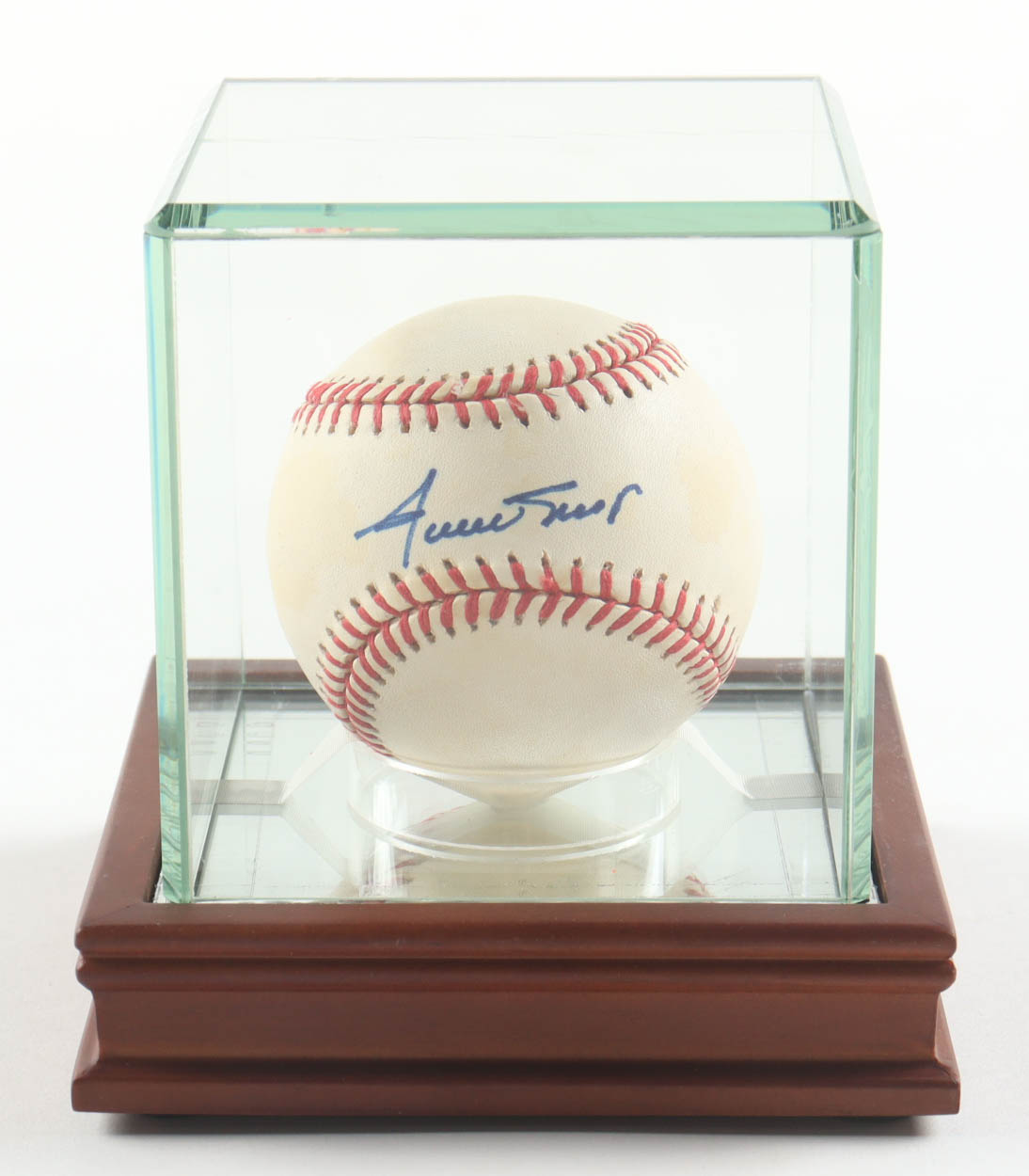 Willie Mays Signed ONL Baseball with Display Case (Mays & PSA) at PristineAuction.com Willie Mays Signed ONL Baseball with Display Case (Mays & PSA) at PristineAuction.com