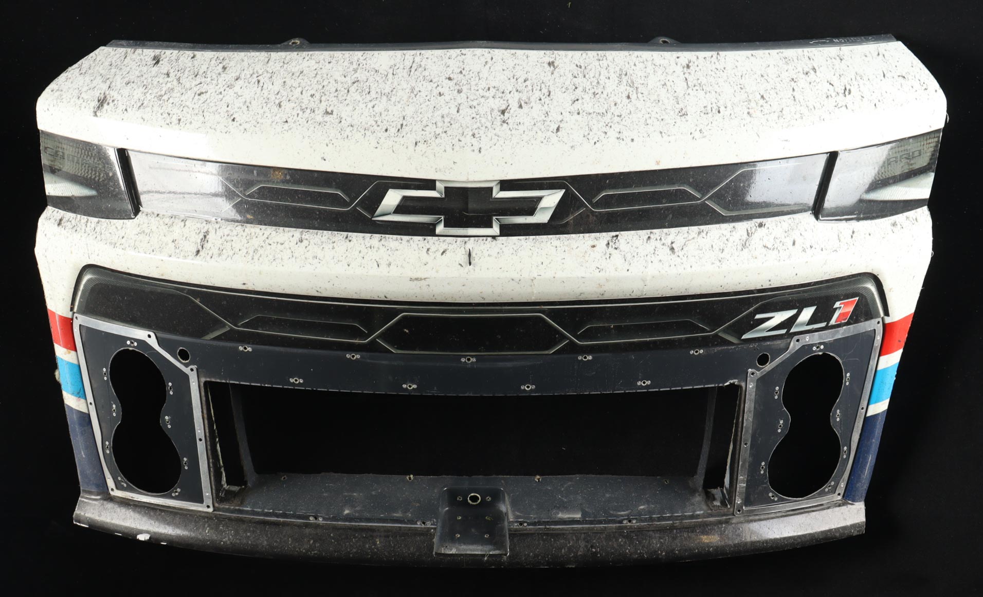 William Byron Race-Used 2022 NASCAR Cup Series #24 Valvoline Center Nose Car Piece (Hendrick Motorsports) at PristineAuction.com William Byron Race-Used 2022 NASCAR Cup Series #24 Valvoline Center Nose Car Piece (Hendrick Motorsports) at PristineAuction.com