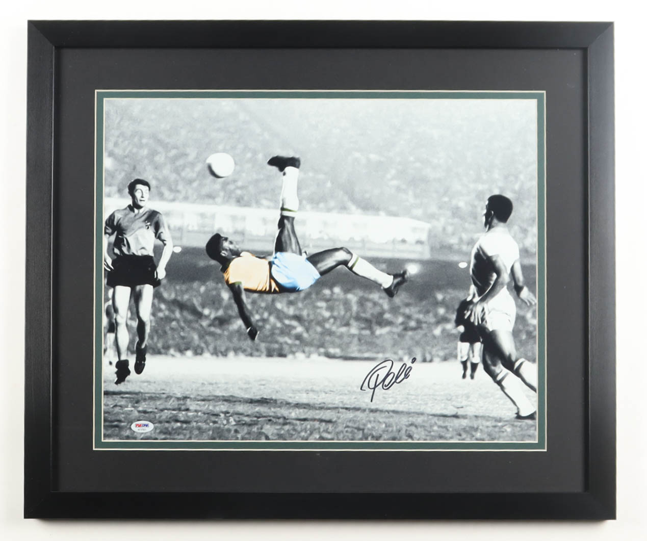 Pele Signed Team Brazil Custom Framed Photo Display (PSA) at PristineAuction.com Pele Signed Team Brazil Custom Framed Photo Display (PSA) at PristineAuction.com
