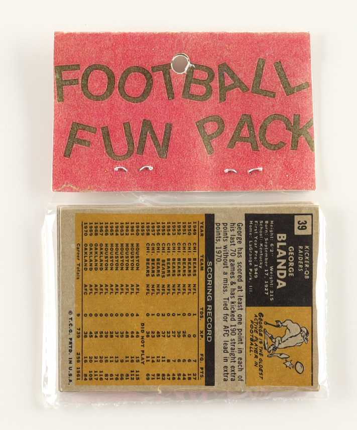 1971 Topps Football Card Fun Pack with (10) Cards at PristineAuction.com 1971 Topps Football Card Fun Pack with (10) Cards at PristineAuction.com