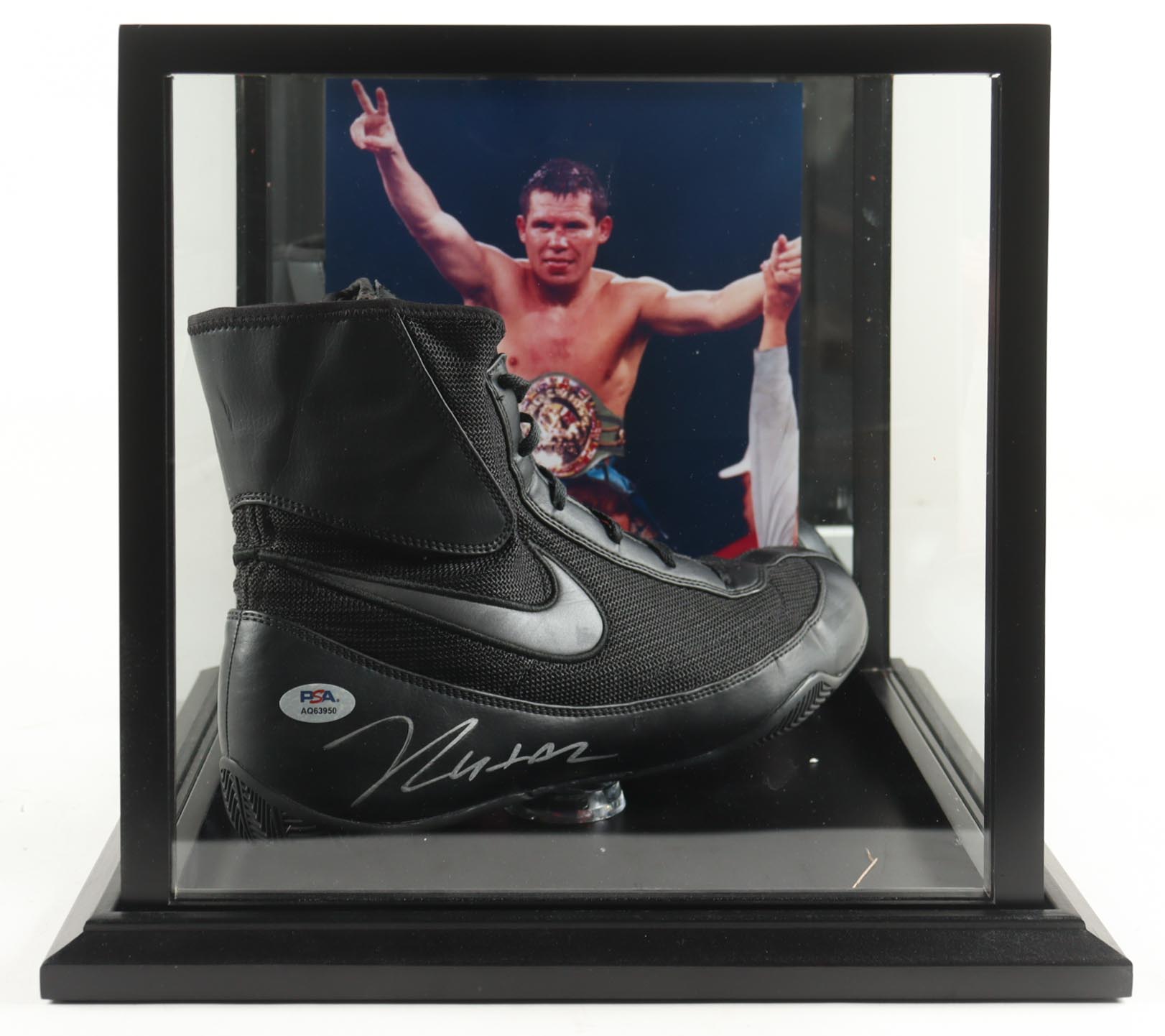 Julio Cesar Chavez Signed Nike Boxing Boot with Display Case (PSA) at PristineAuction.com Julio Cesar Chavez Signed Nike Boxing Boot with Display Case (PSA) at PristineAuction.com