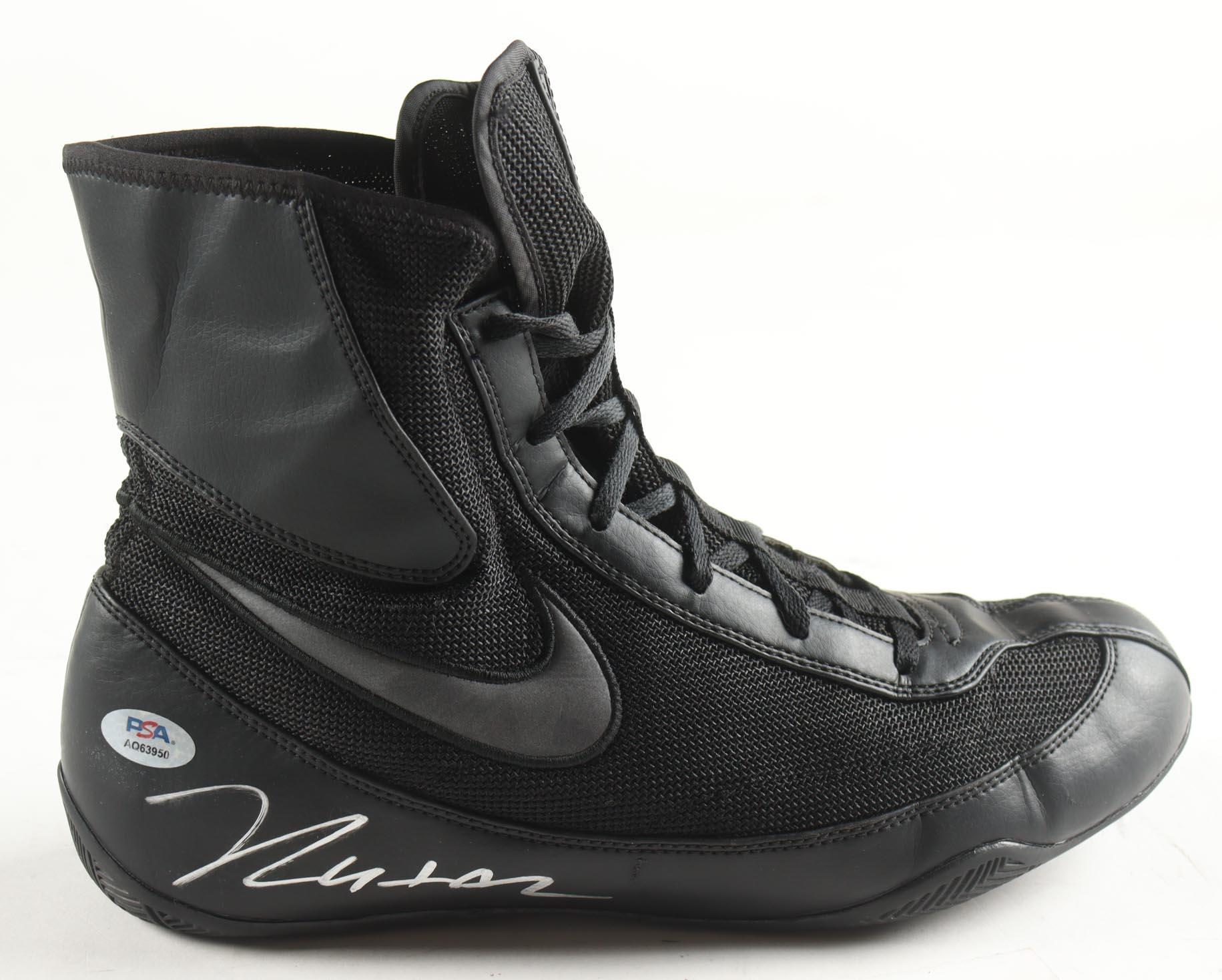 Julio Cesar Chavez Signed Nike Boxing Boot with Display Case (PSA) at PristineAuction.com Julio Cesar Chavez Signed Nike Boxing Boot with Display Case (PSA) at PristineAuction.com