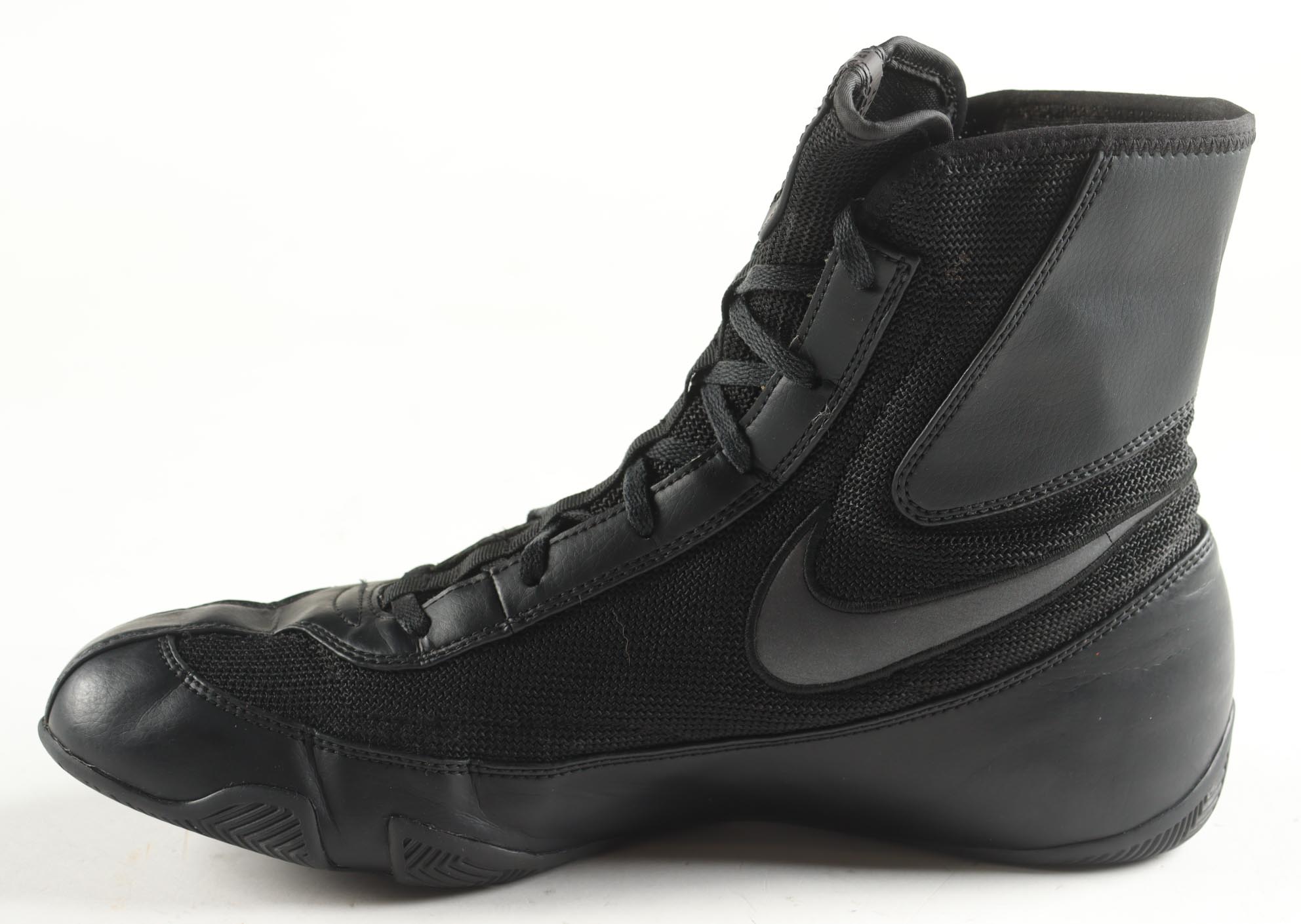 Julio Cesar Chavez Signed Nike Boxing Boot with Display Case (PSA) at PristineAuction.com Julio Cesar Chavez Signed Nike Boxing Boot with Display Case (PSA) at PristineAuction.com