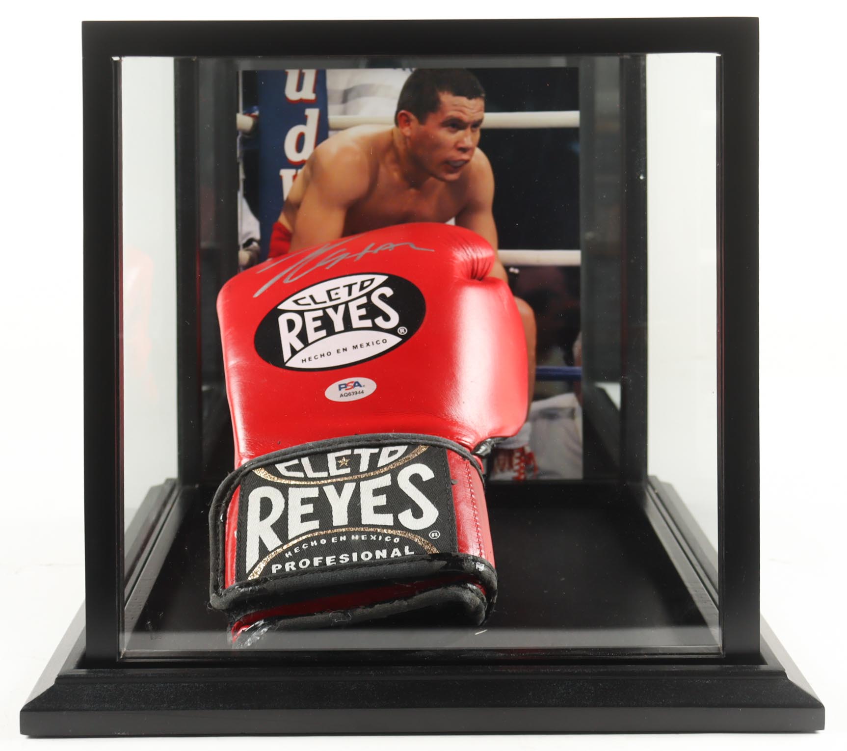 Julio Cesar Chavez Signed Cleto Reyes Boxing Glove with Display Case (PSA) at PristineAuction.com Julio Cesar Chavez Signed Cleto Reyes Boxing Glove with Display Case (PSA) at PristineAuction.com