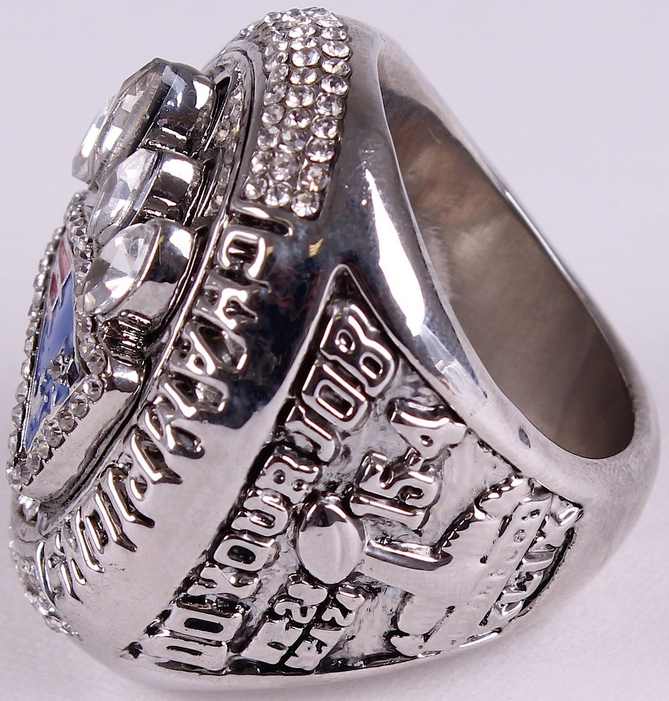 Tom Brady New England Patriots High Quality Replica 2014 Super Bowl XLIX Ring at PristineAuction.com Tom Brady New England Patriots High Quality Replica 2014 Super Bowl XLIX Ring at PristineAuction.com