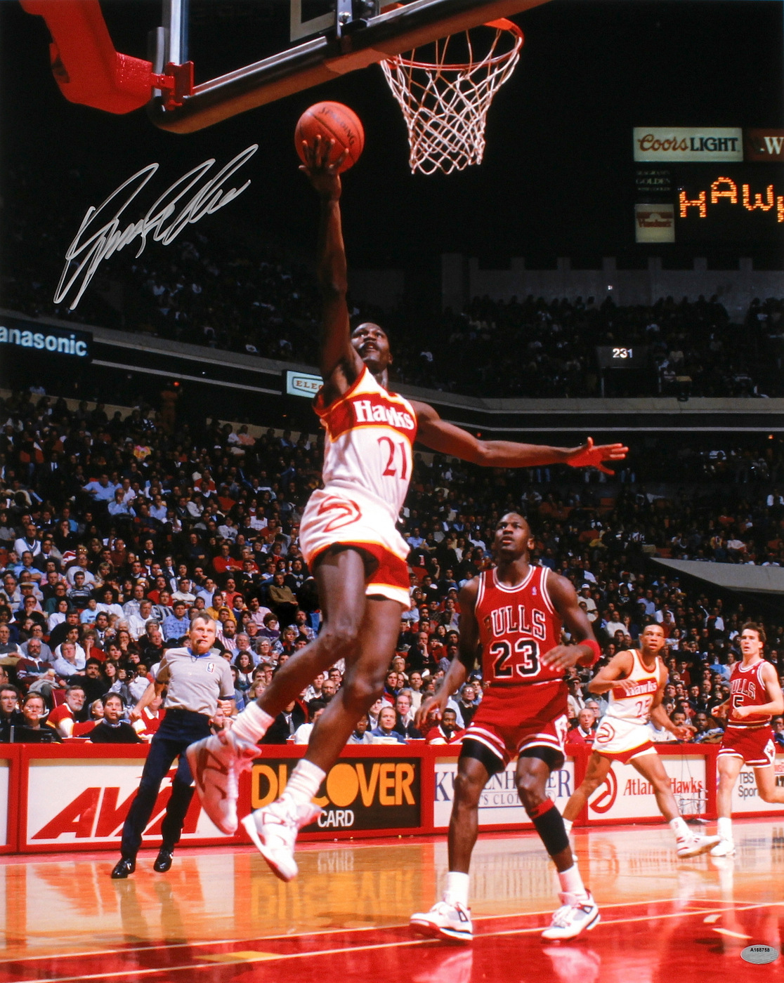 Dominique Wilkins Signed Hawks 16x20 Photo vs. Michael Jordan (Schwartz COA) at PristineAuction.com Dominique Wilkins Signed Hawks 16x20 Photo vs. Michael Jordan (Schwartz COA) at PristineAuction.com