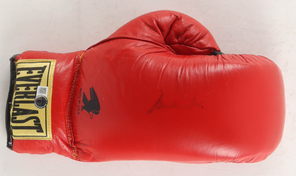 Muhamrd Ali Muhammad Ali Signed Everlast Boxing Glove (Beckett) | Pristine Auction