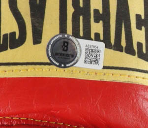 Muhamrd Ali Muhammad Ali Signed Everlast Boxing Glove (Beckett) | Pristine Auction