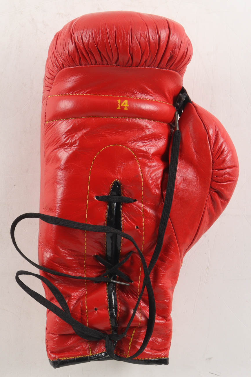 Muhamrd Ali Muhammad Ali Signed Everlast Boxing Glove (Beckett) | Pristine Auction