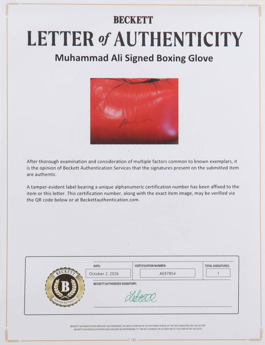 Muhamrd Ali Muhammad Ali Signed Everlast Boxing Glove (Beckett) | Pristine Auction