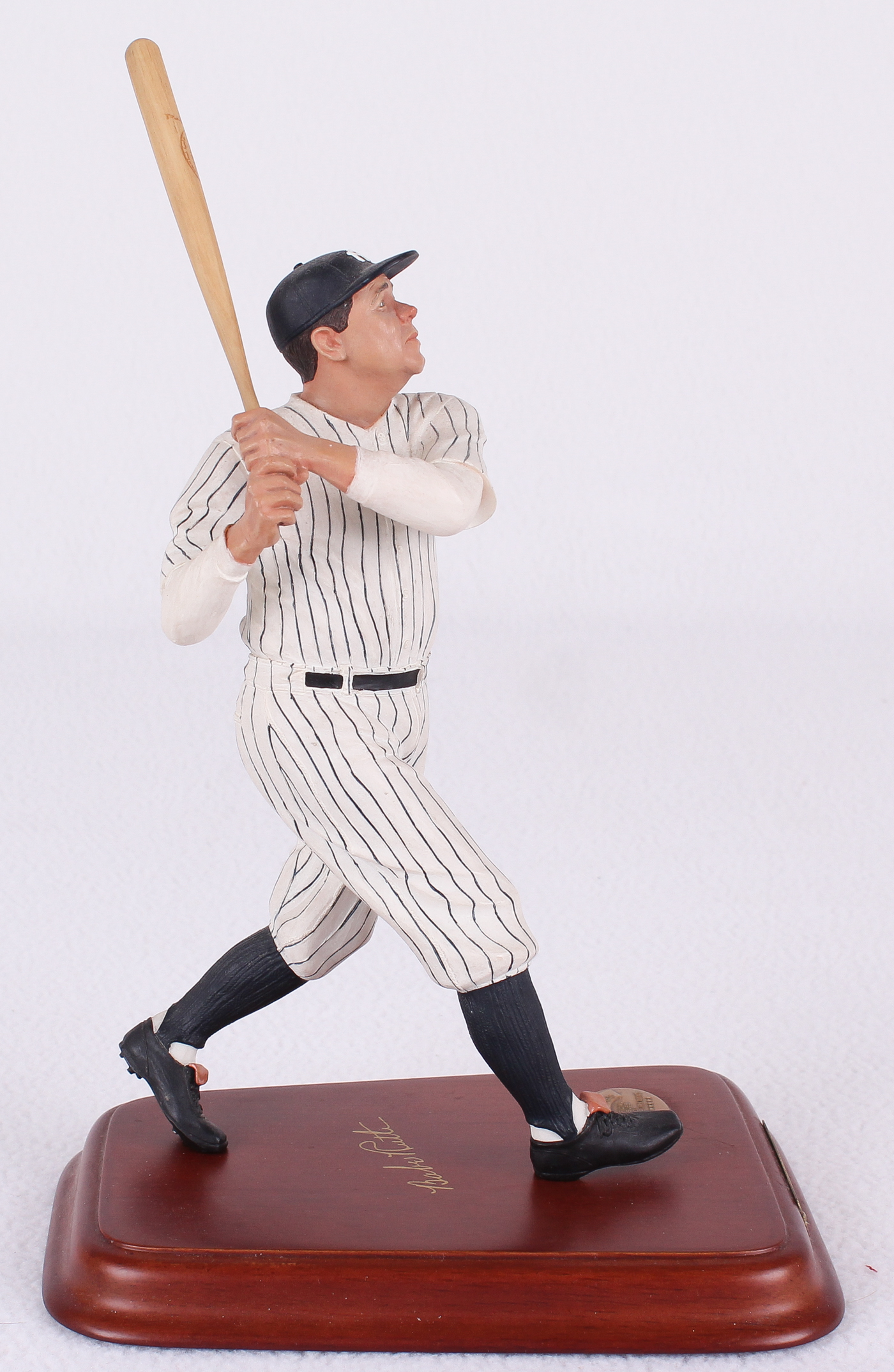 Babe Ruth Yankees 10" Figurine by The Danbury Mint at PristineAuction.com Babe Ruth Yankees 10" Figurine by The Danbury Mint at PristineAuction.com
