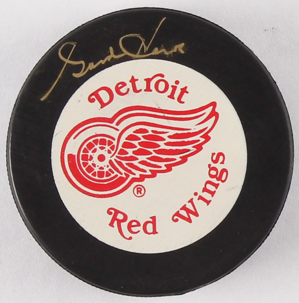 Gordie Howe Signed Red Wings Logo Puck (UDA COA) at PristineAuction.com Gordie Howe Signed Red Wings Logo Puck (UDA COA) at PristineAuction.com